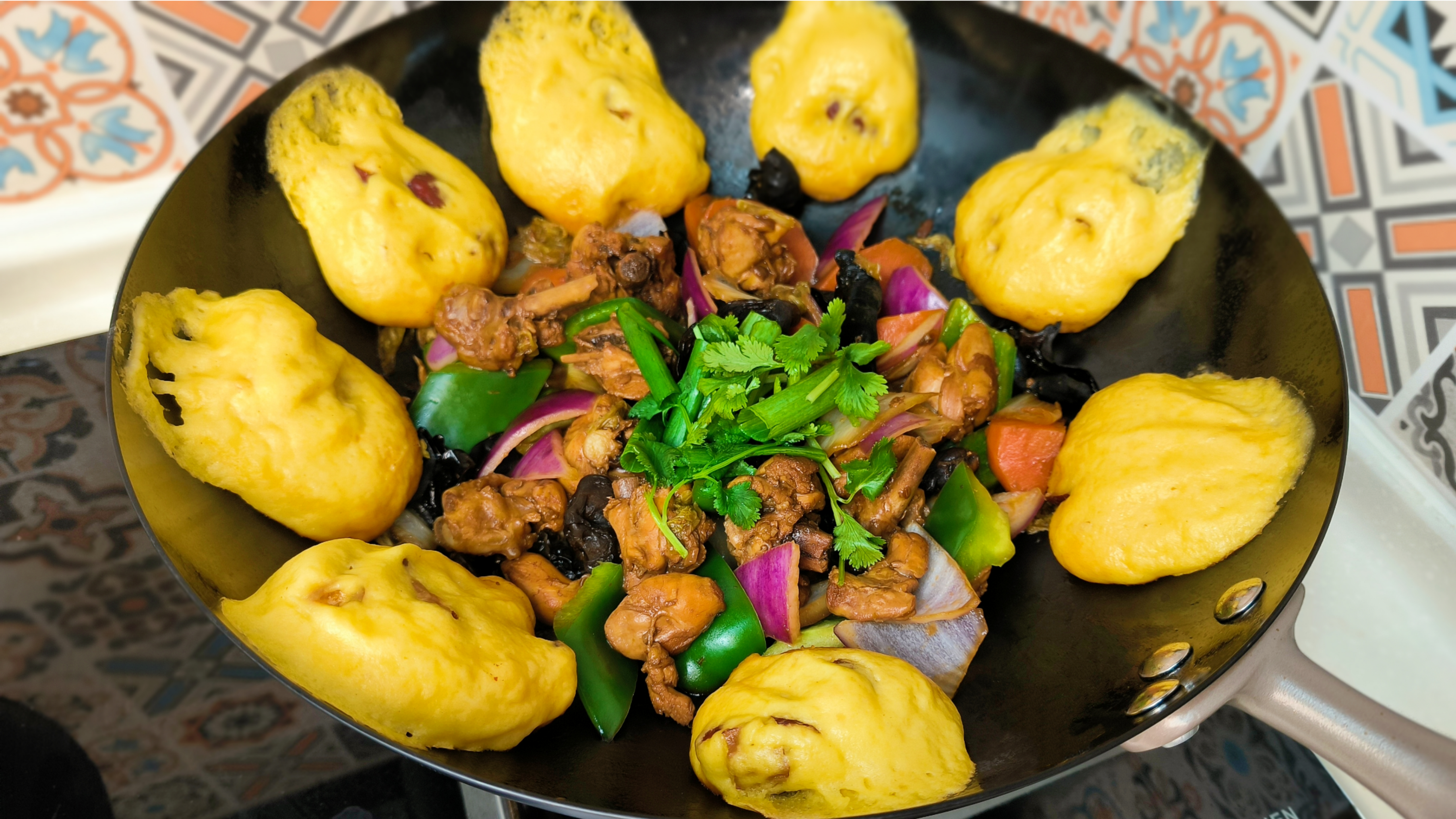 减脂版铁锅炖鸡块这样做真香,玉米枣饼子一锅出,比地锅鸡还好吃