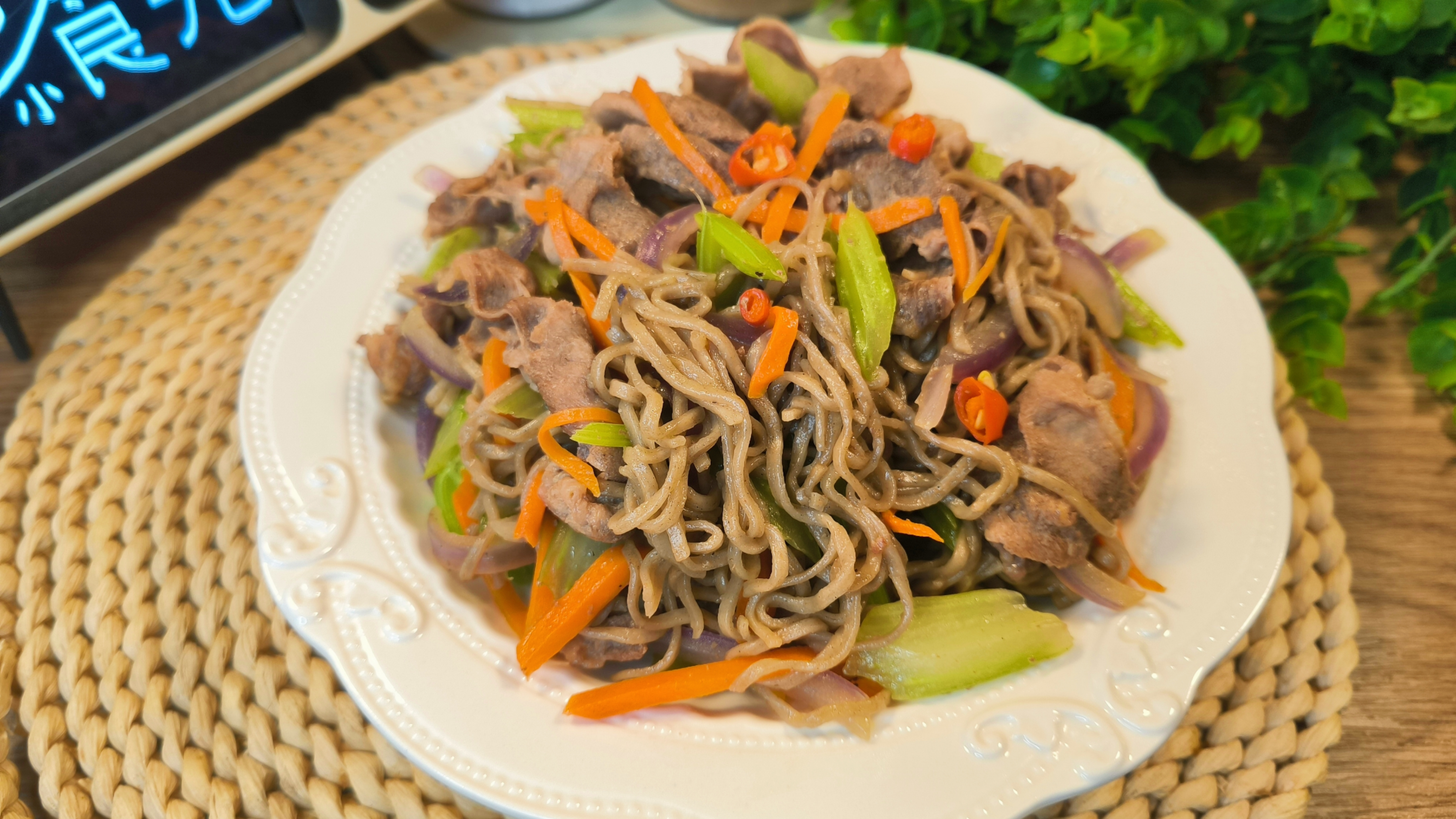 减脂期荞麦面的第100种吃法,10分钟搞定羊肉炒面,饱腹美味低卡