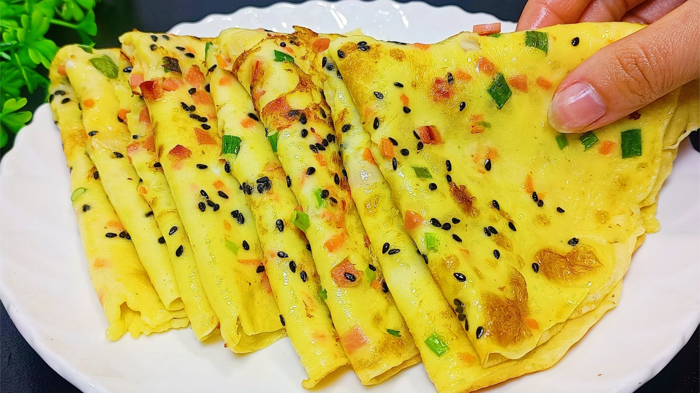 不揉面不擀面，大厨教你做早餐鸡蛋饼，1分钟1张，真的太香了