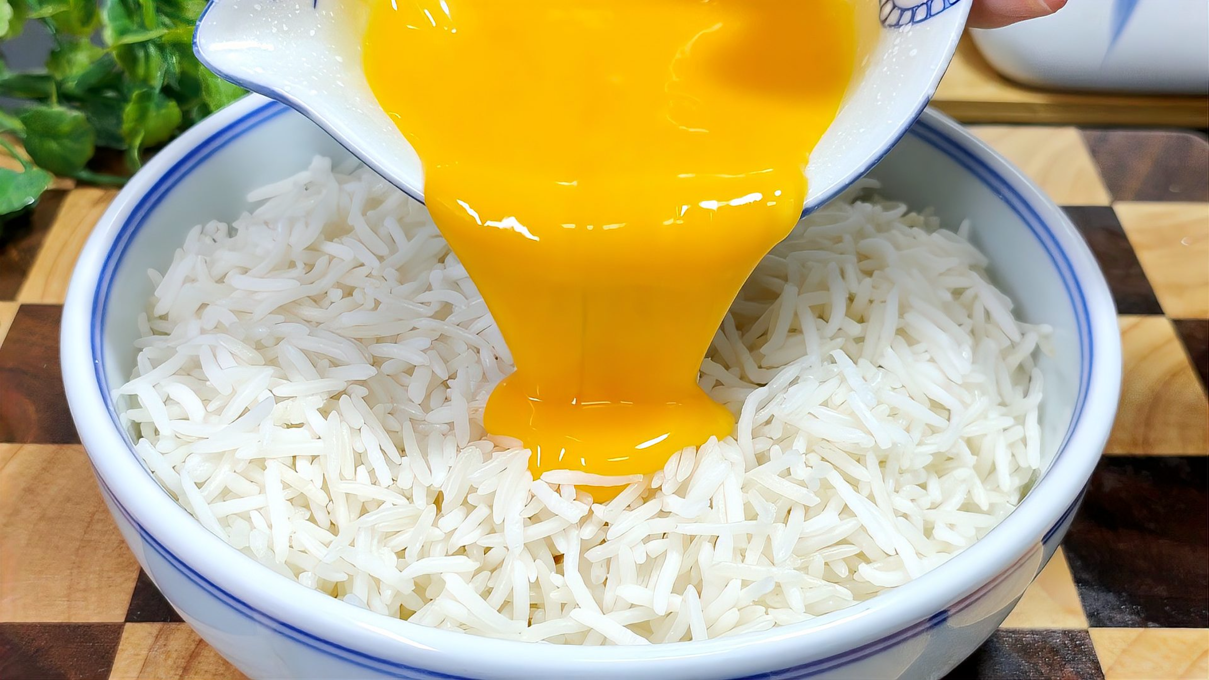 做蛋炒饭时,到底是先炒饭还是先炒蛋呢?饭店大厨教你特色做法