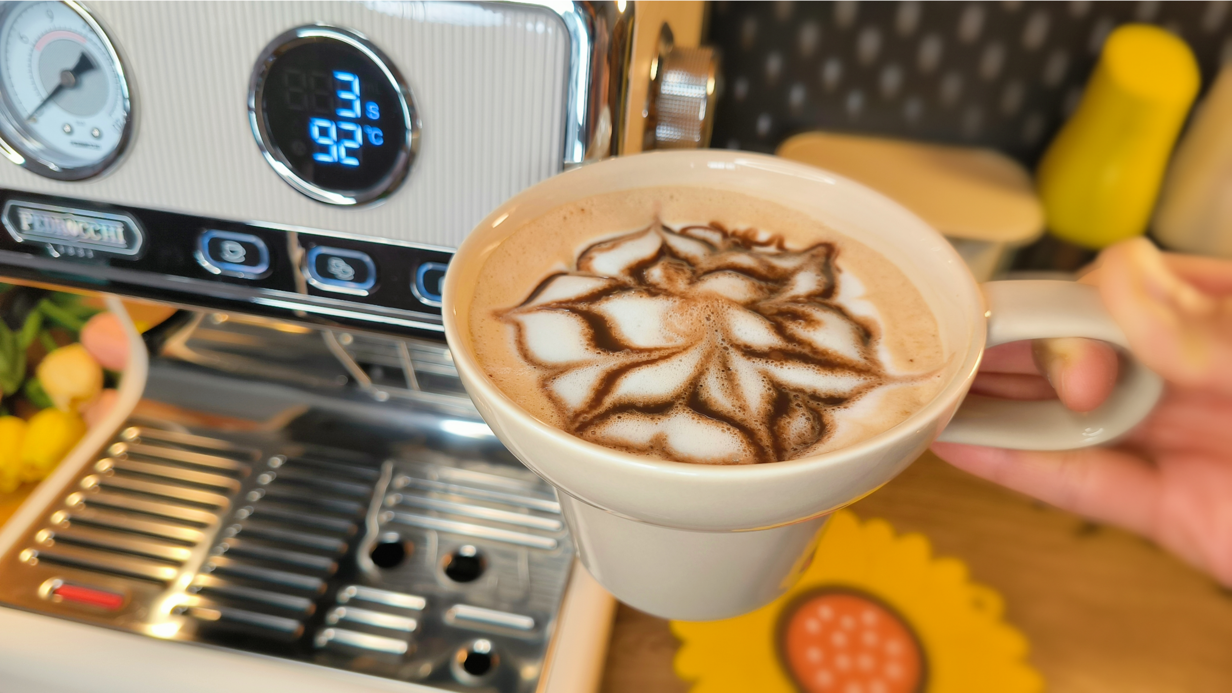 冬季暖暖的咖啡热饮,无糖版黑巧克力摩卡咖啡,浓郁醇厚比奶茶香