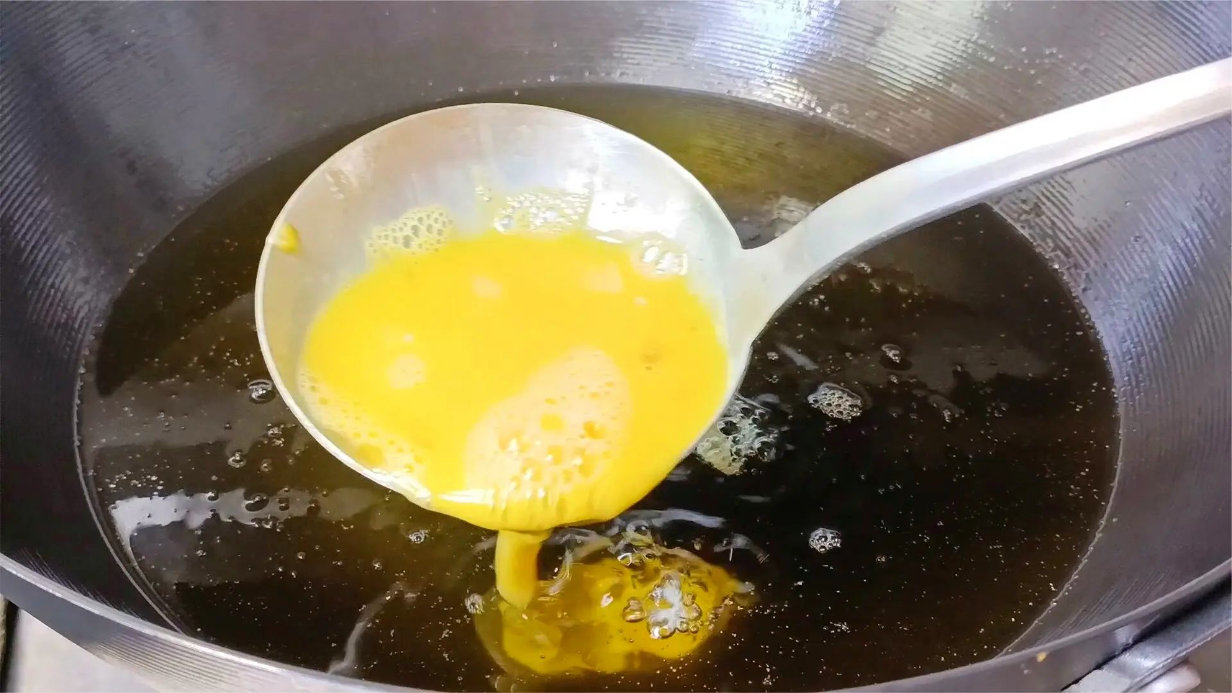 万万没想到，把鸡蛋倒锅里炸一下，出锅瞬间变美食，太解馋了