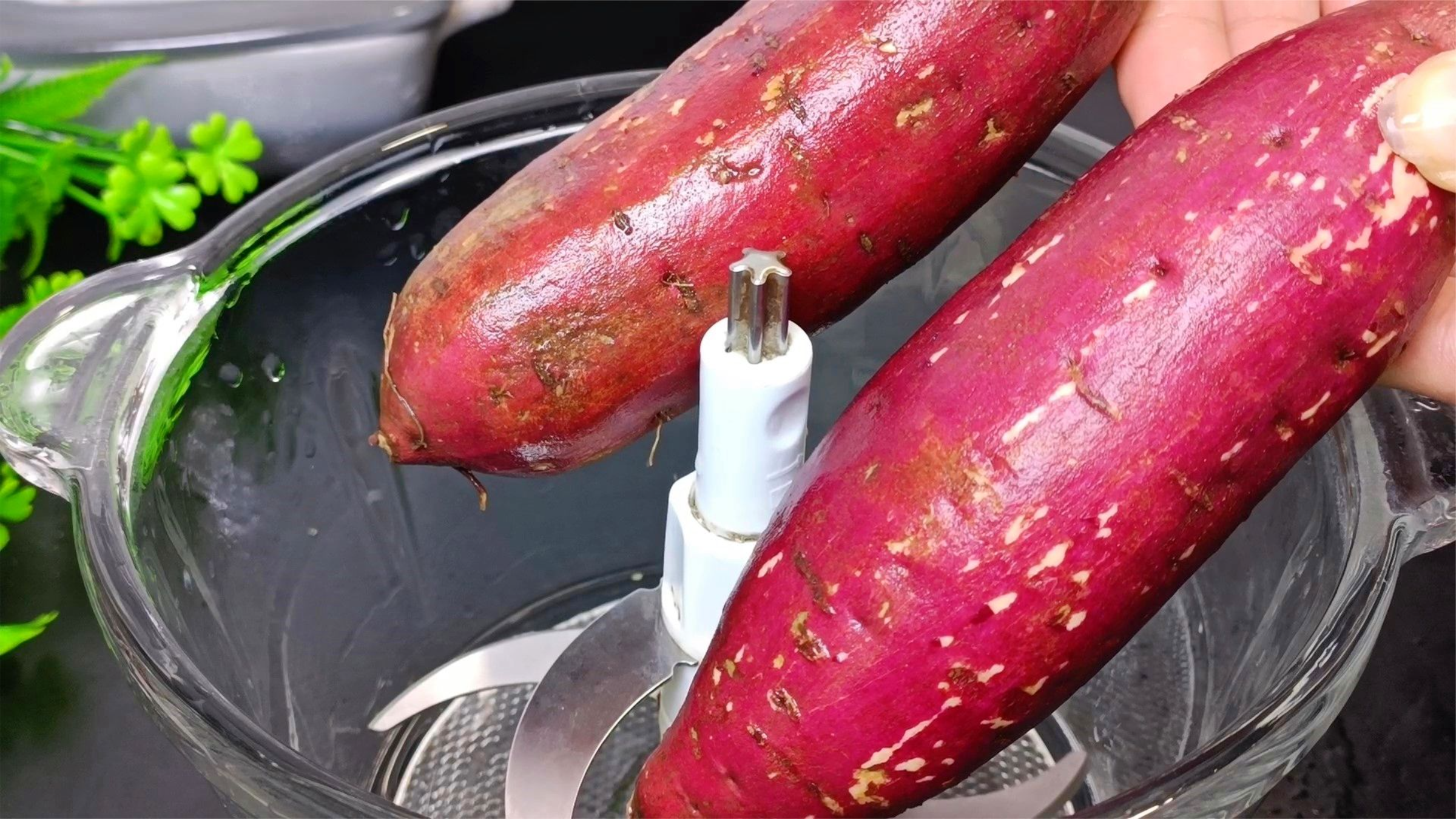 把红薯放进绞肉机里,你想不到的做法,老保姆拿手绝活,太香了