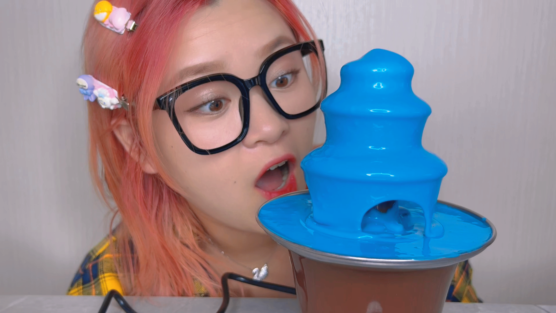 蓝莓味巧克力喷泉,用各种糖果蘸着吃,太美味啦!