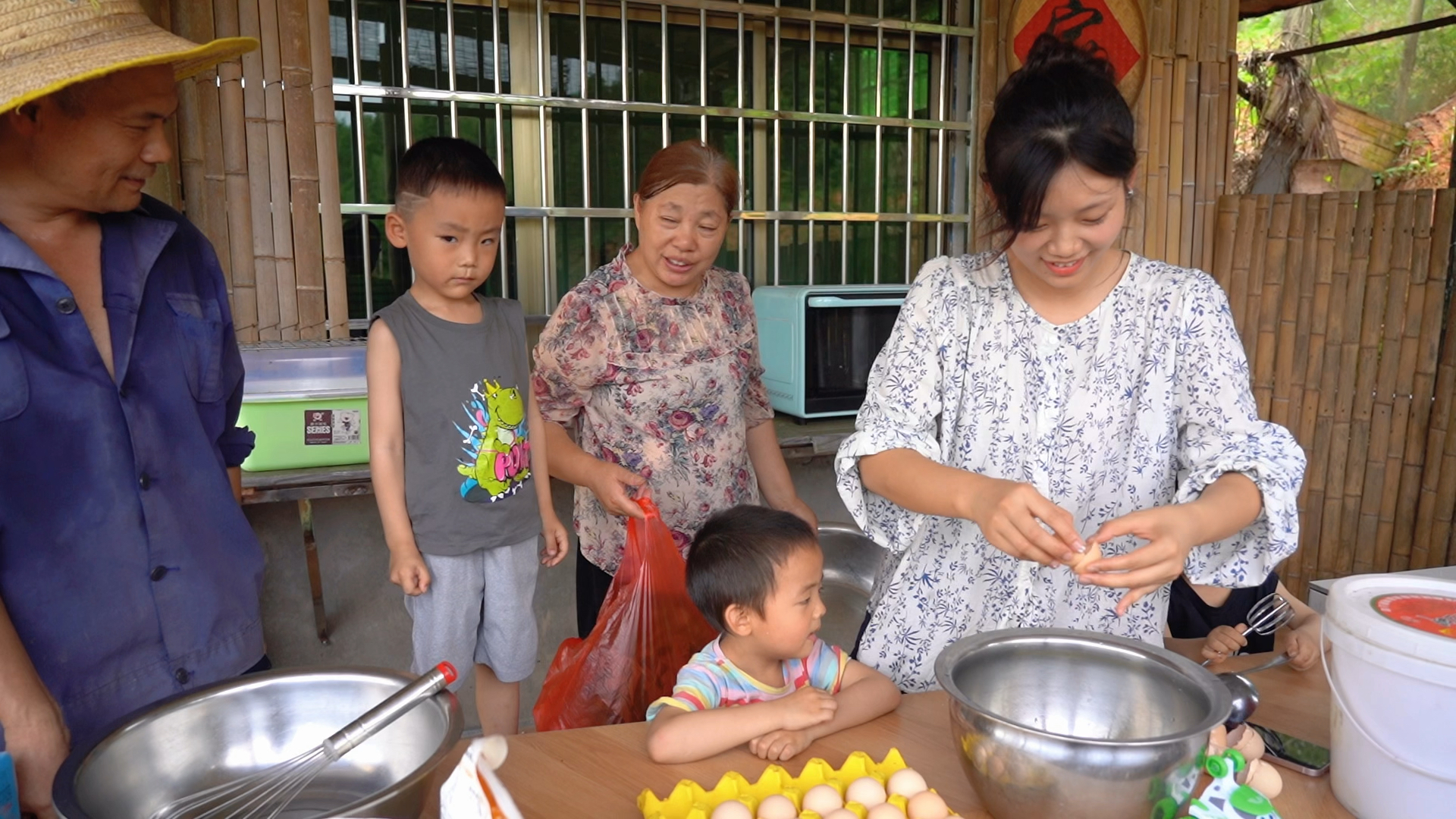 小成给外婆做蛋糕,旁边一下子围来一群吃货,土鸡蛋做蛋糕太香了