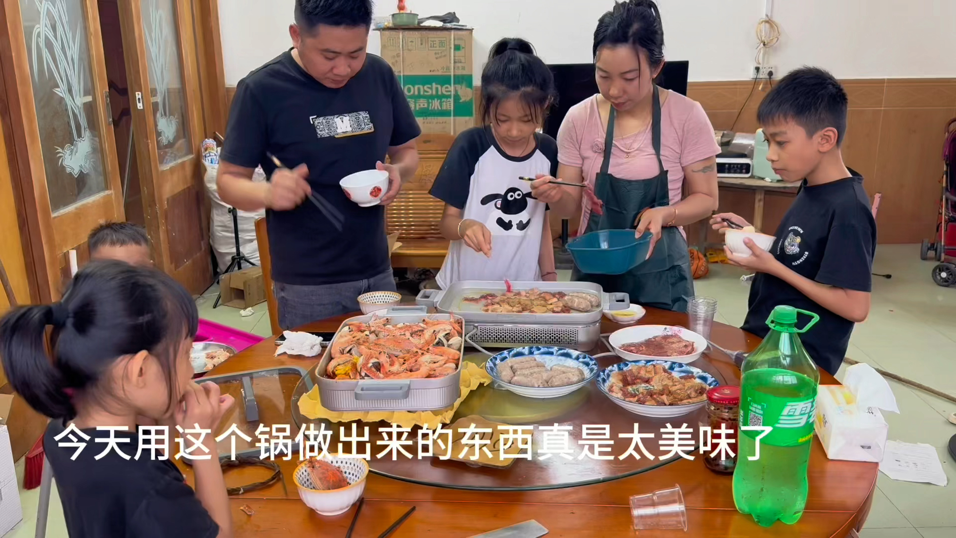 宝妈在家做海鲜火锅和烤肉,老公和四个孩子都吃得津津有味夸好吃