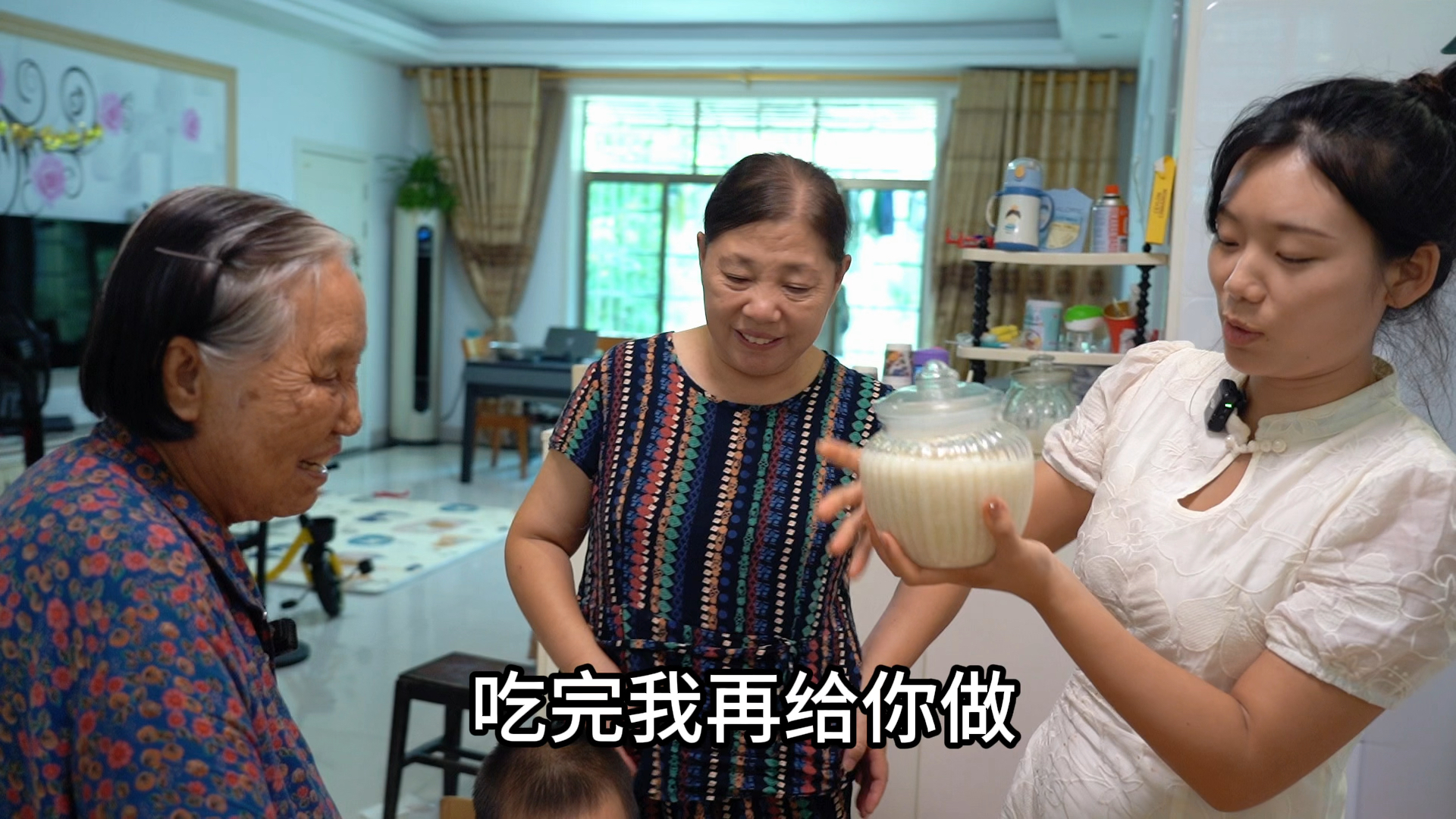 妈妈今天要回家了,成成给她拿点手工货,一家人都舍不得老人家