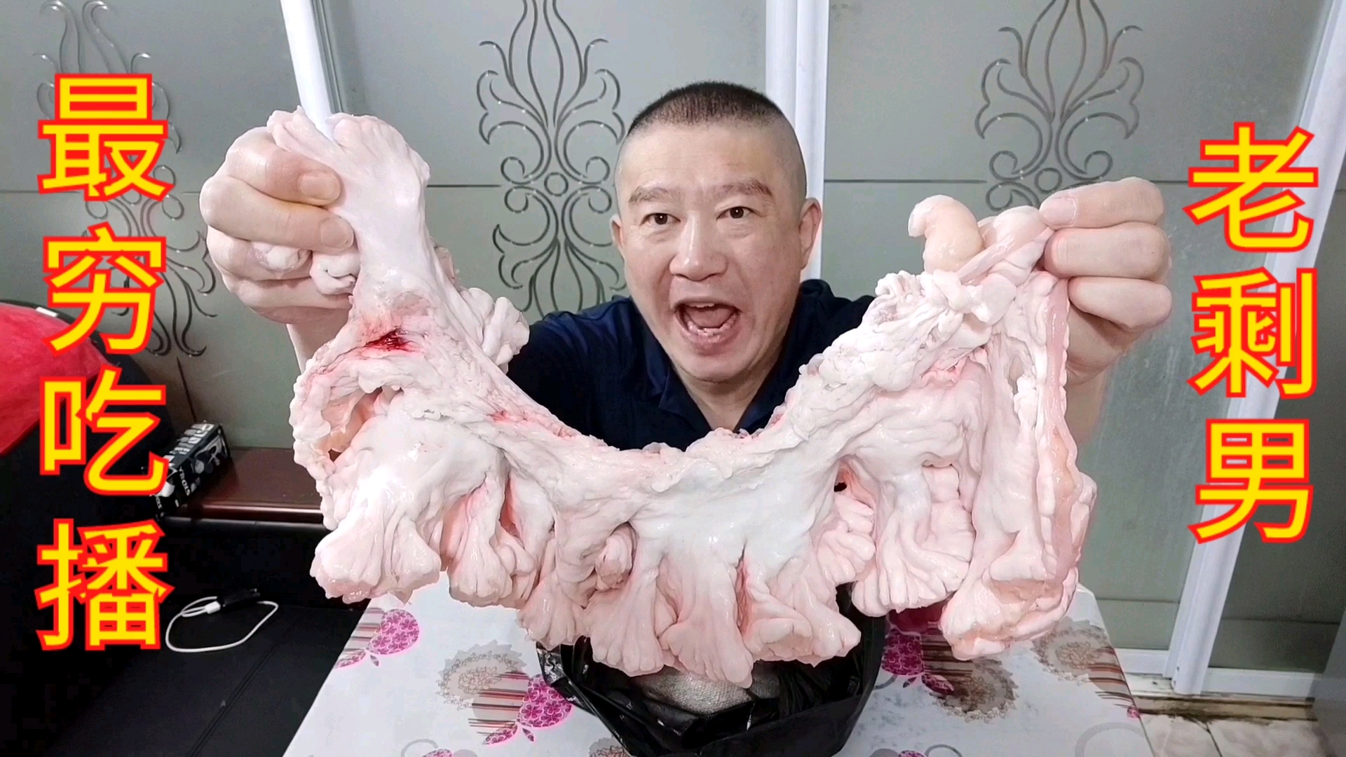 东北老剩男单身出新境界,又买肉又买鱼,边吃边喝做直播,美滋滋