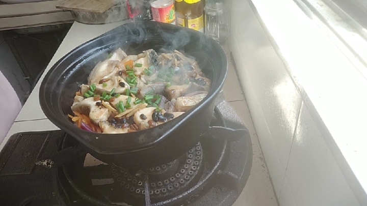 鱼腩煲仔饭,自己在家就能做,料足