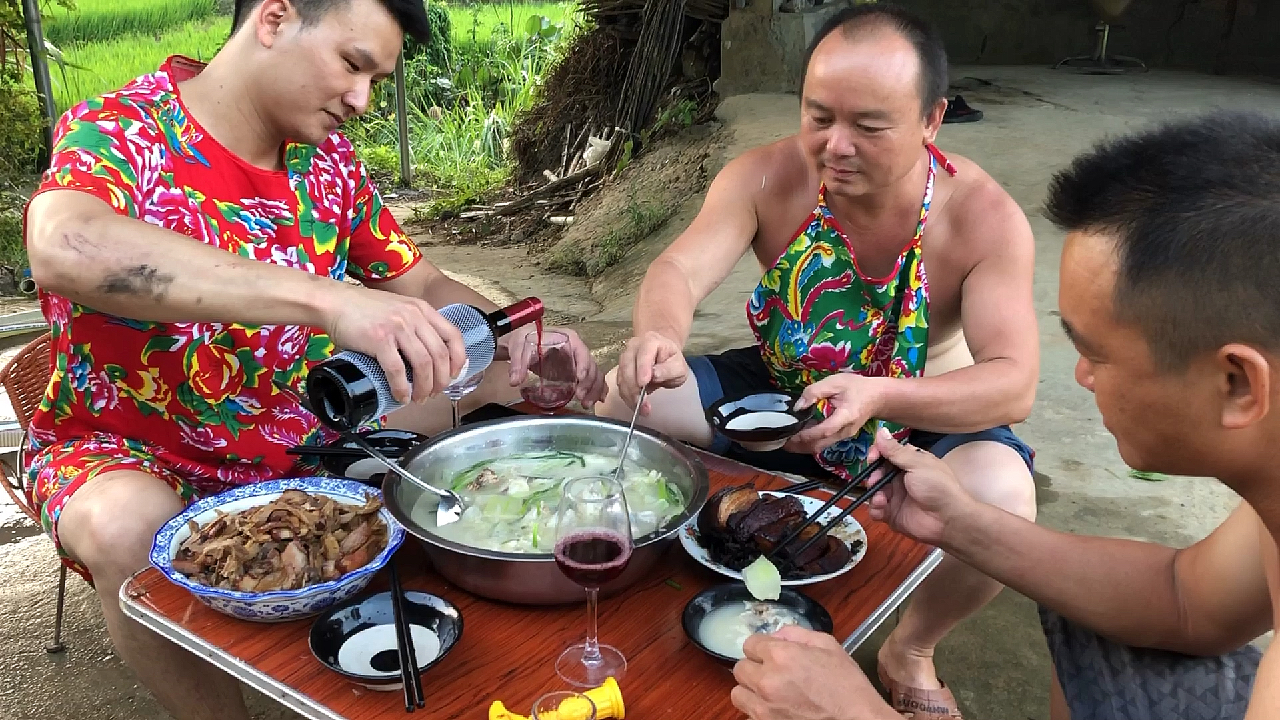 冬瓜炖草鱼,汤汁鲜甜!