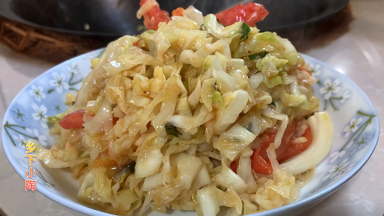 农村媳妇下厨做饭,爆炒大头菜,放点西红柿酸溜溜真下饭。