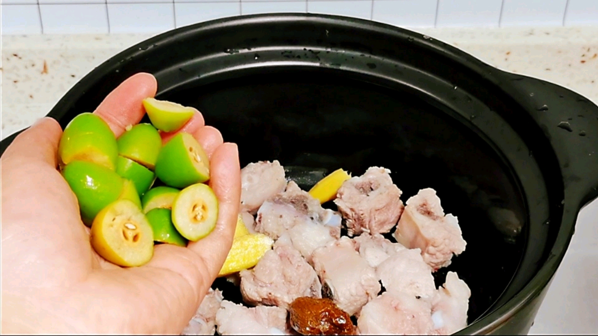 广东人都爱煲这碗橄榄猪骨汤,清热祛燥,味道清香甘甜太好喝了