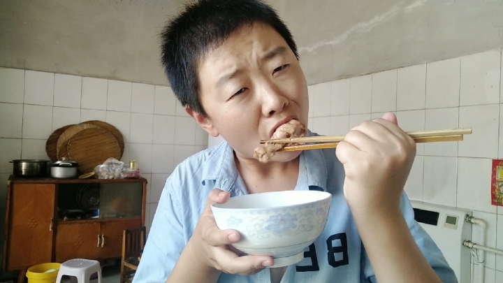 小伙用啤酒炖鸡腿,放进嘴里的那一刻,简直是世间的美味