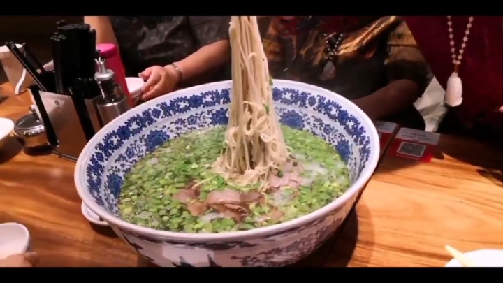 家门口来了大碗牛肉面,脸盆般的大碗端上来把姐妹们乐疯了!真爽