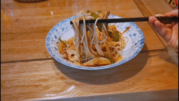 香辣十足的青椒肉丝炒面,一不小心就吃了三盘!
