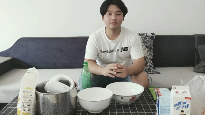 今天弟弟生日在家给他做一个生日蛋糕,祝他生日快乐