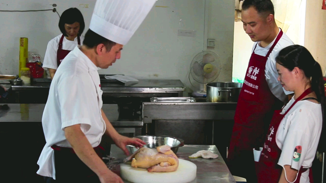 袁厨师教学员做藤椒鸡了