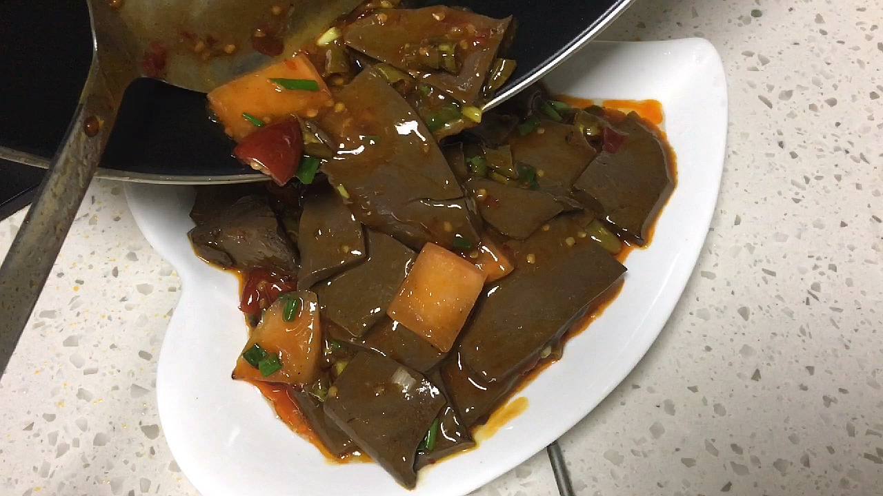 买鸡送的鸡血,拿来做酸辣鸡血,太好吃了,两个人完全不够吃