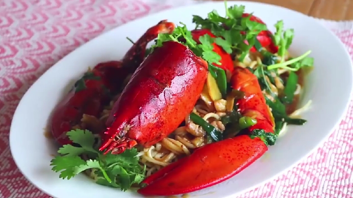 龙虾伊面的家庭做法 好吃的停不下来