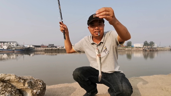 小罗去海头海钓沙光鱼,用海马蟥做诱饵,抖动几下鱼竿就中鱼了