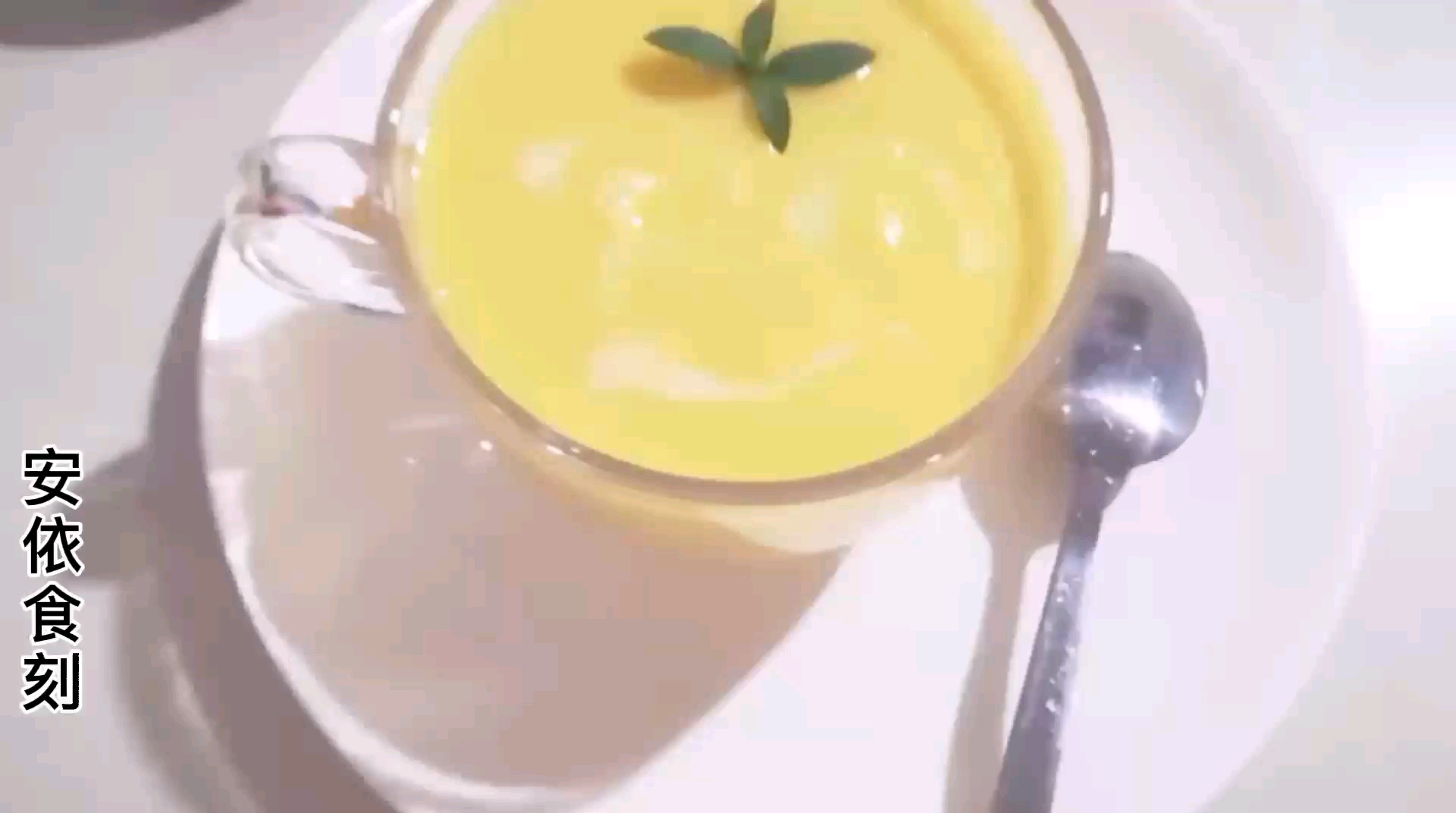家里吃不完的南瓜,做南瓜奶昔和南瓜布丁,吃起来细腻顺滑香甜美