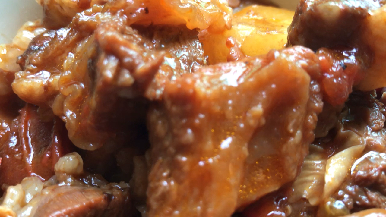关键的几种材料放对了就能做出味道浓郁色泽漂亮的炖牛肉