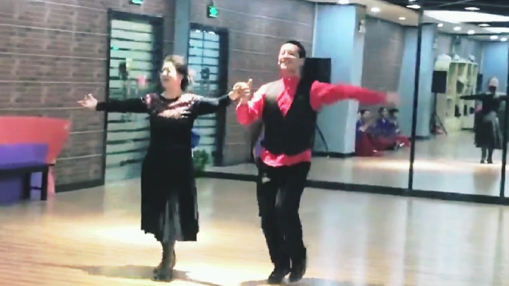 欣赏维吾尔族《赛乃姆》双人舞，给两位老师点赞，太精彩了！