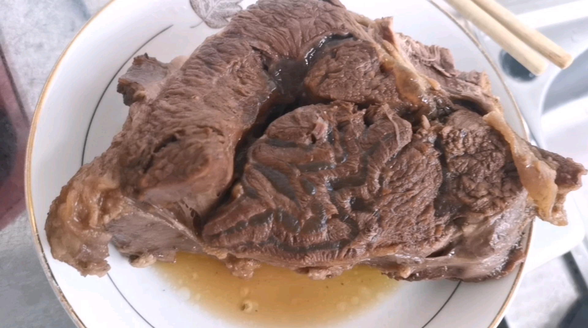 五香牛肉家常煮法,牛腱子肉内有牛筋,口感劲道,加啤酒味道鲜美