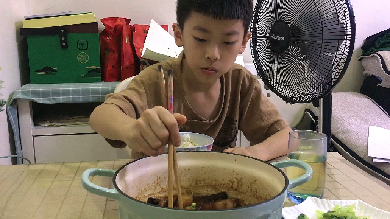 儿子最近胃口大好,妈妈做了土豆红烧肉,三下五除二就干了一碗饭