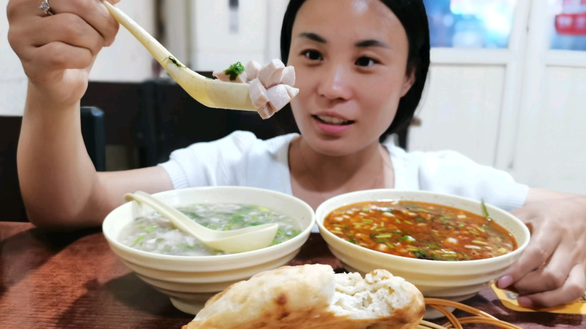 干完活小两口下馆子喝羊汤,汤浓味鲜老公再加个羊腰子,太过瘾了