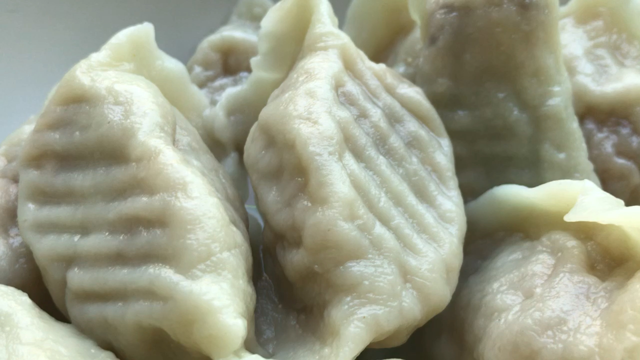 萝卜和粉条搭配包出皮薄馅大的素饺子味道一样很棒