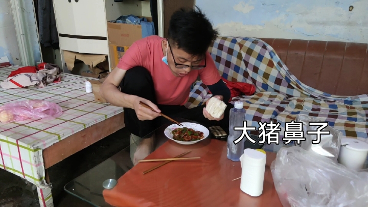 爱粉丝给送来了8个猪鼻子,尿毒症小伙收下,还有鱼