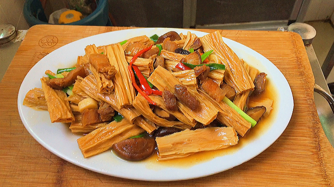 腐竹焖五花肉,广东潮汕人都爱吃的一道菜,做法简单,营养下饭