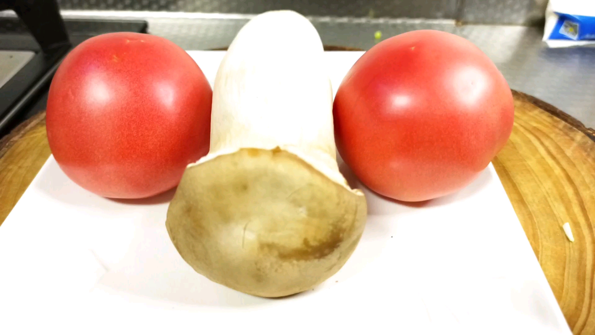 1个杏鲍菇2个西红柿,少了饭店的复杂程序,多了1点家常味道。