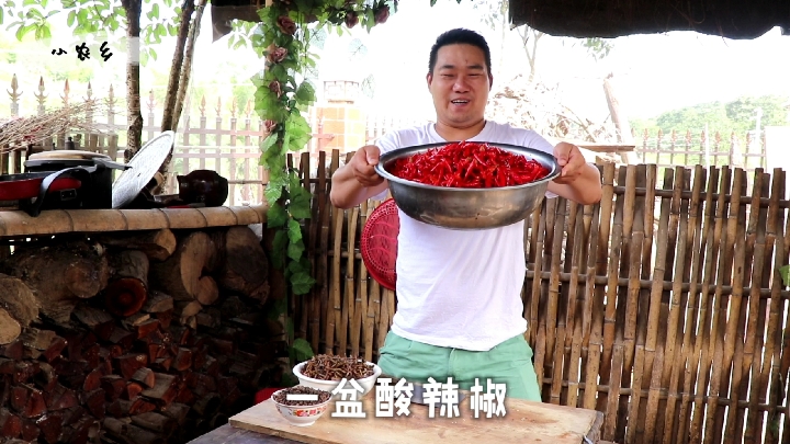 小鱼干这么做好吃?准备20斤辣椒,不放一滴水,做出来直接拌饭吃