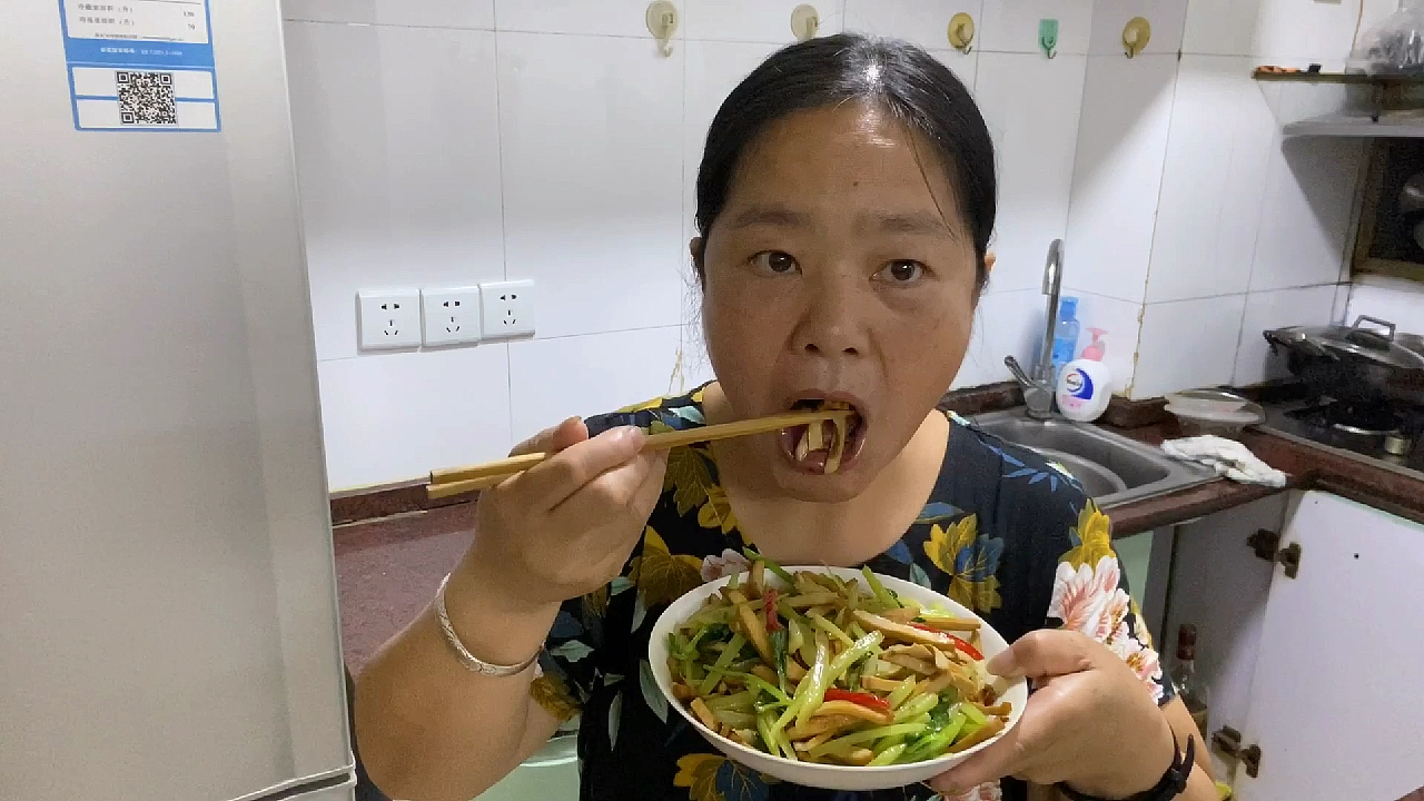 小媳妇下班晚来不及烧大菜,炒了一盘芹菜干子,吃的超幸福