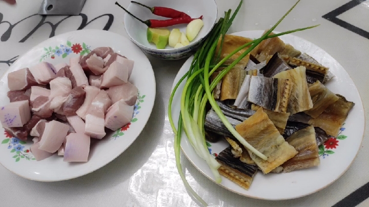 五花肉配上自家晒制的鳗鱼干,做一道鳗鱼干烧肉,汤汁浓厚,美味
