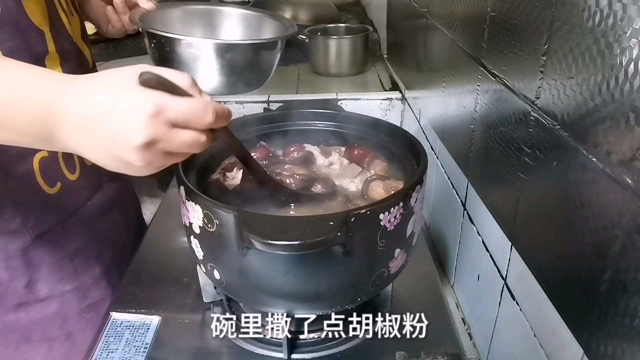 排骨炖香菇红枣的做法,其实香菇红枣比排骨好吃,大家一起关注!