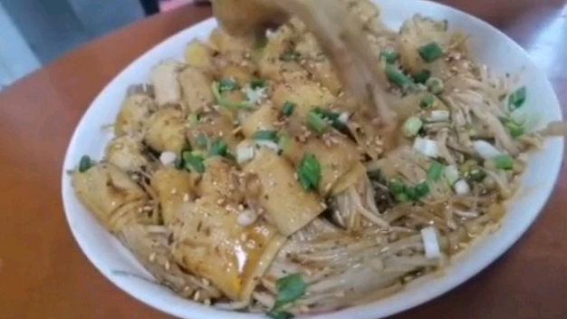 金针菇,这样做法有点吃烧烤的感觉,味道不错哦!