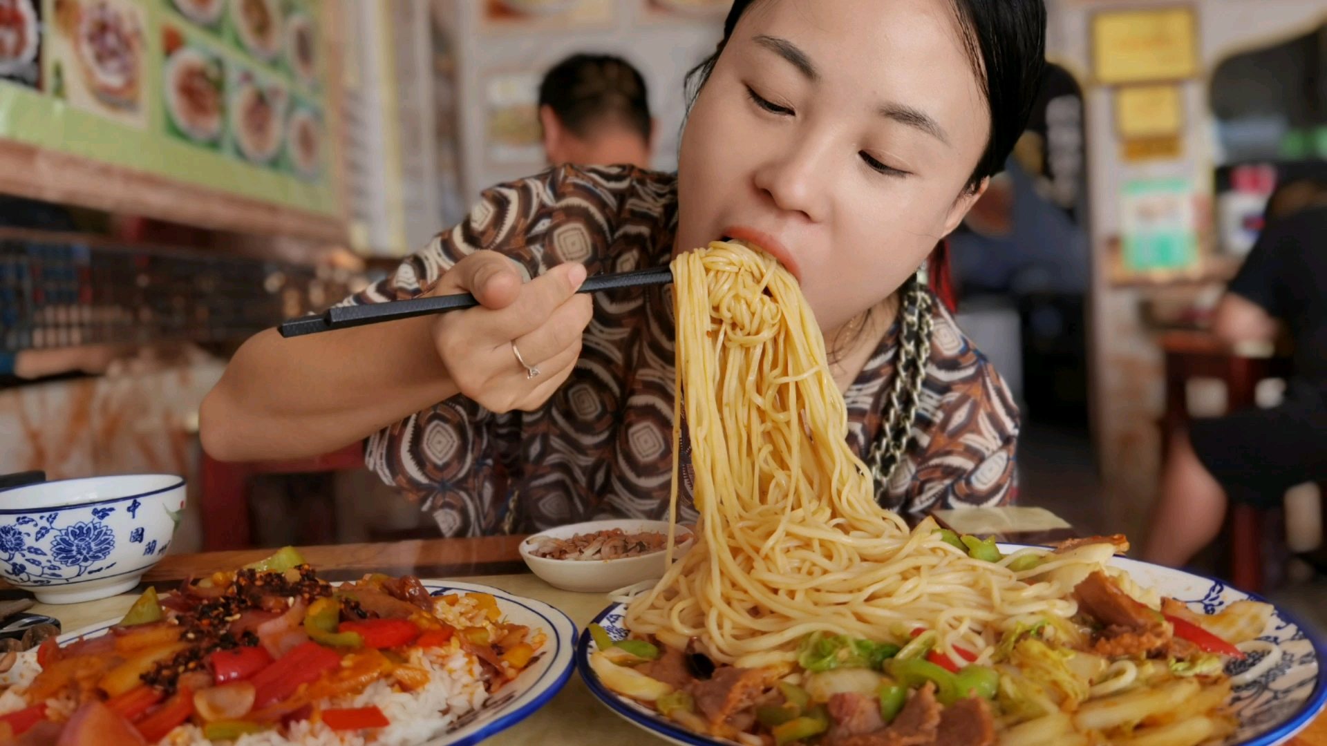 小飞花4600买新车,中午加餐土豆烧牛肉盖饭加白菜牛肉盖面,真香