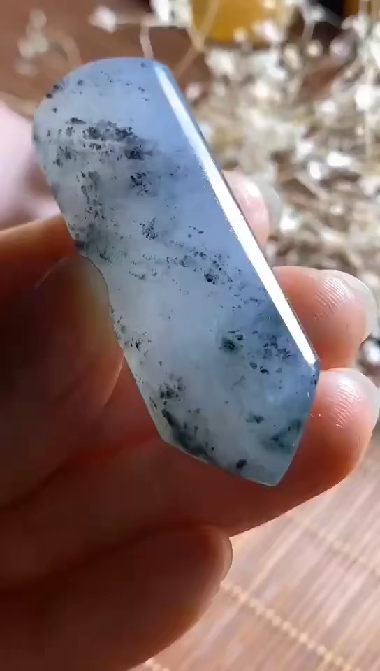冰种乌鸡种翡翠完美,可直接佩戴!个性十足,飘有绿花