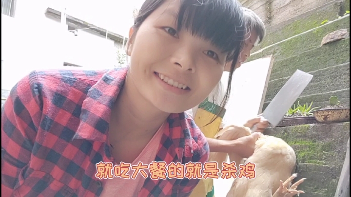 实拍广东农村妈妈杀鸡一刀见血,头一次见,朋友们,你们见过吗