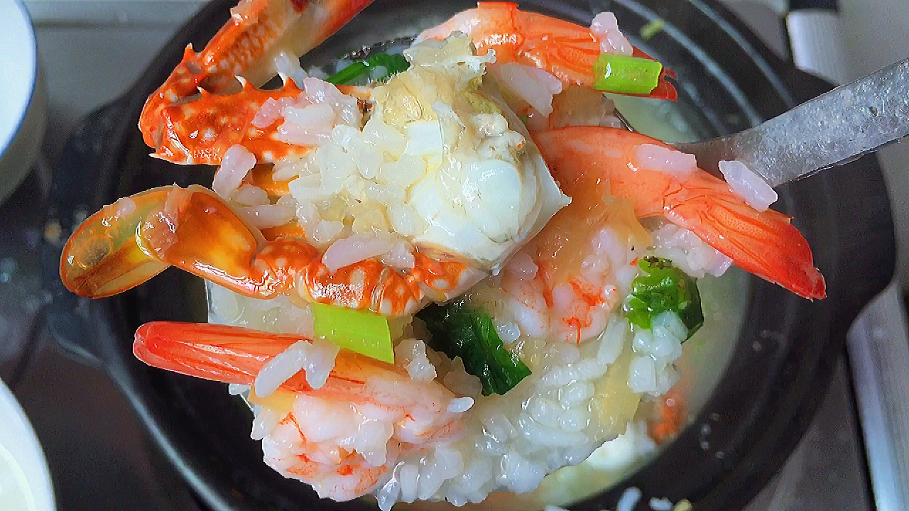 天气热,广东潮汕人爱吃虾蟹砂锅粥,粥底鲜甜,一人三碗都不够