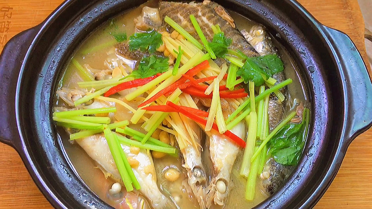 潮汕杂鱼煲,广东渔民爱吃的一道菜,鱼肉鲜嫩入味汤汁拌饭一流