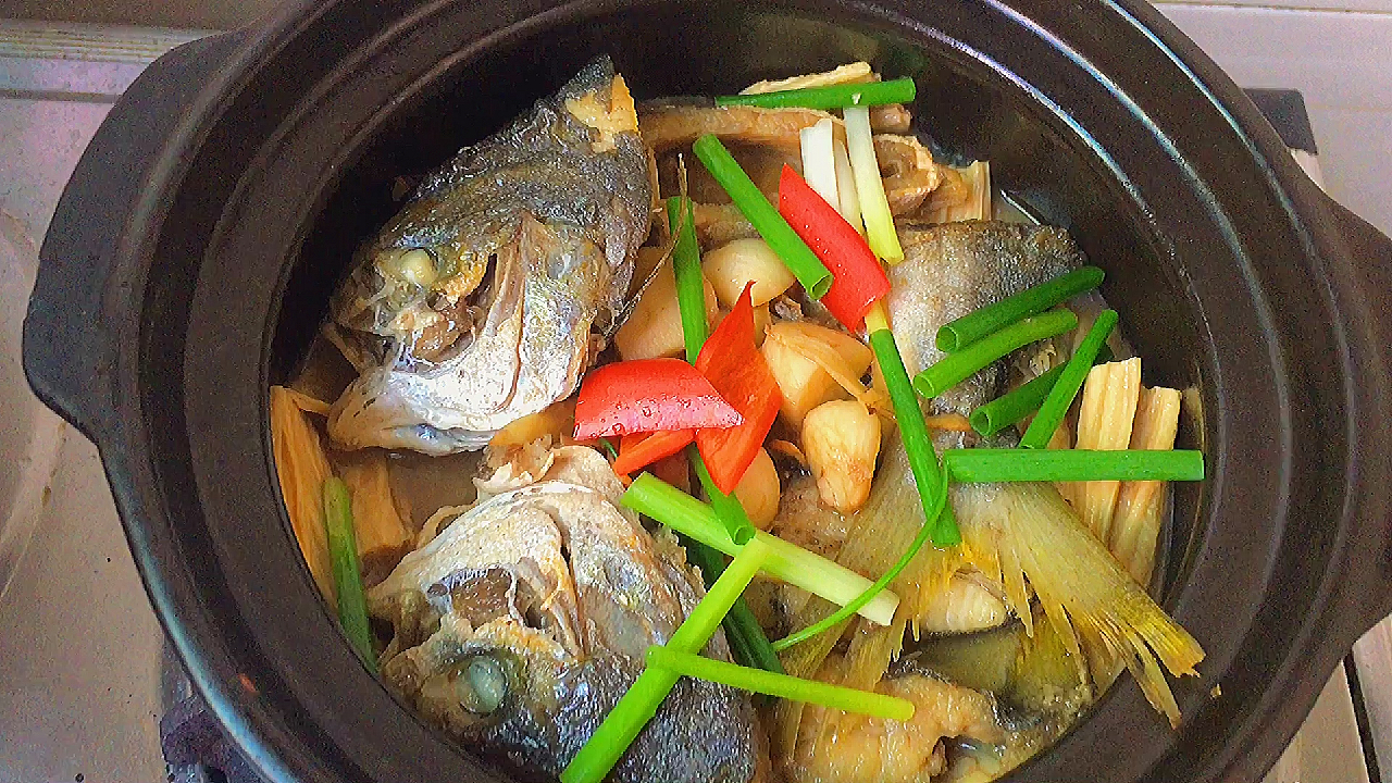 广东潮汕人是这样做金鲳鱼,加一把腐竹进去,鲜香下饭无腥味