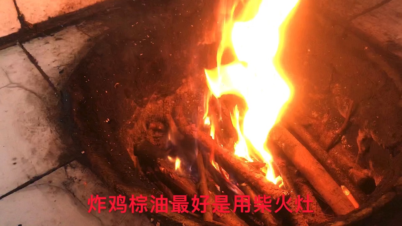 七彩云南美味多,大叔用传统方法炸鸡纵油,隔着屏幕都闻得到香