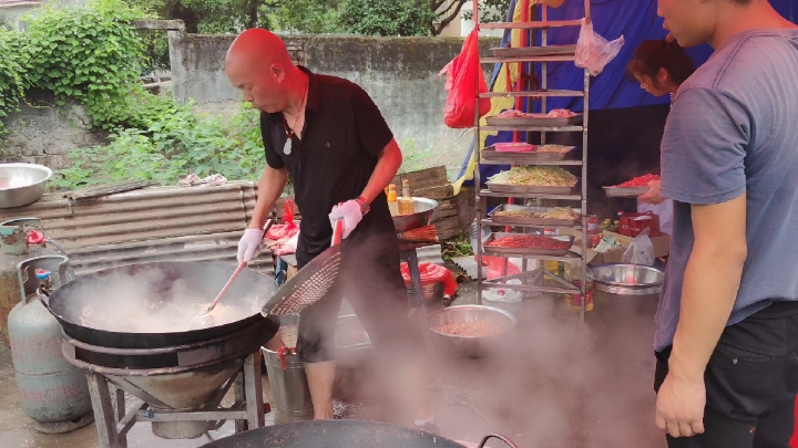 湖南农村酒席现场,60岁大厨用两铁锅炒菜,这绝活把我看服了