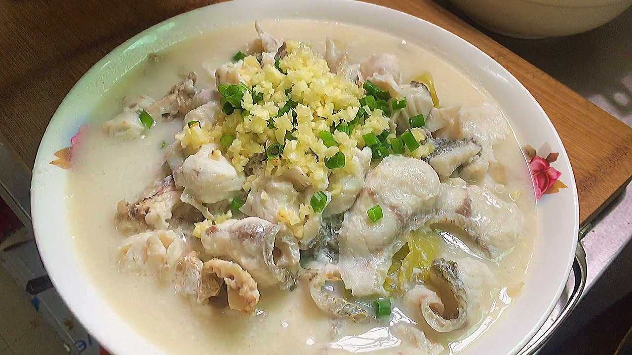 想吃酸菜鱼?大厨教你家常酸菜鱼做法,汤汁奶白,鱼肉鲜嫩无腥味