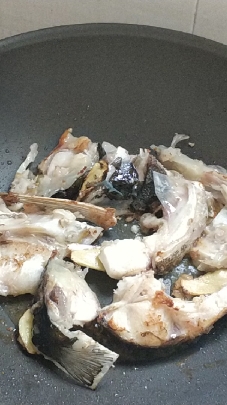 分亨一份自己煮的鱼头冬瓜汤,汤水比牛奶白,鲜甜营养高