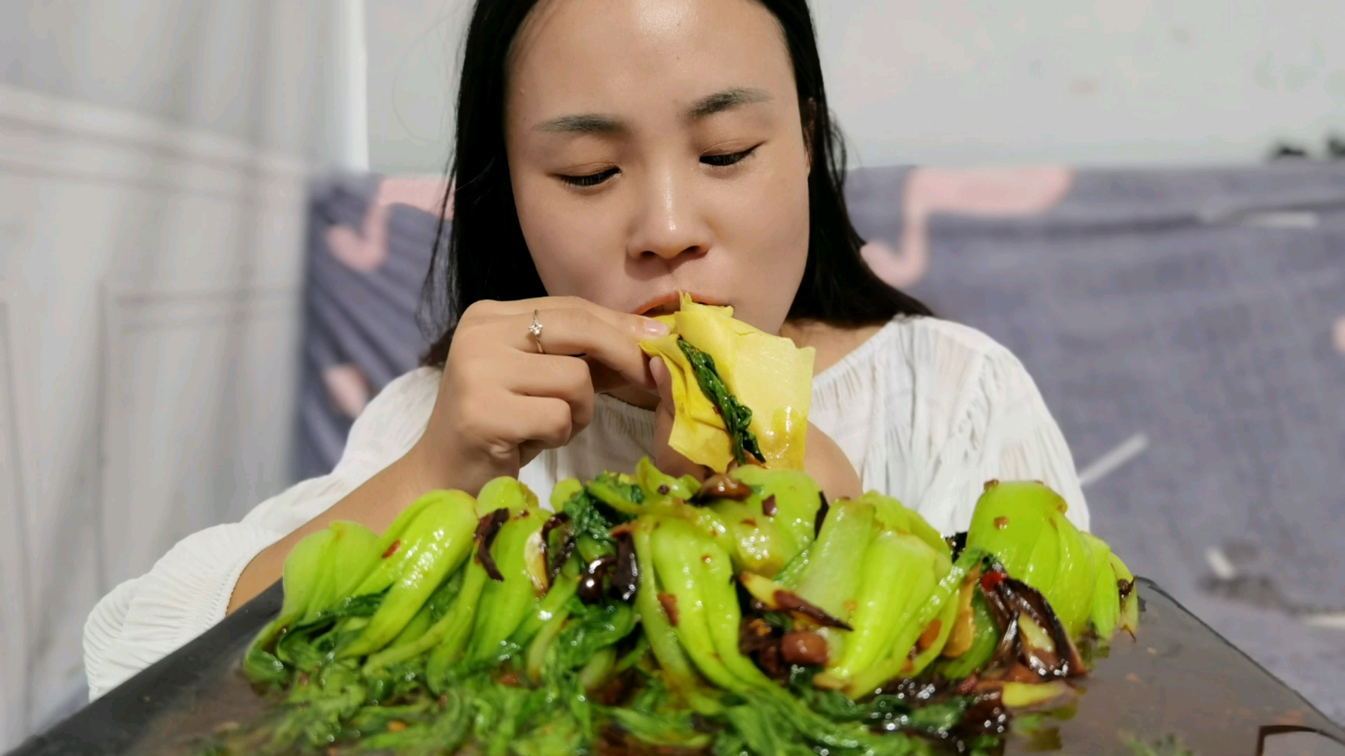 小飞做一道蚝油小油菜,搭配糖醋里脊干煸小河虾,卷着煎饼吃真香